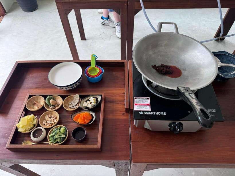 Bangkok: Cooking Class + Tuk Tuk Ride + Market Tour - Prannok Market: Where the Lesson Becomes Real