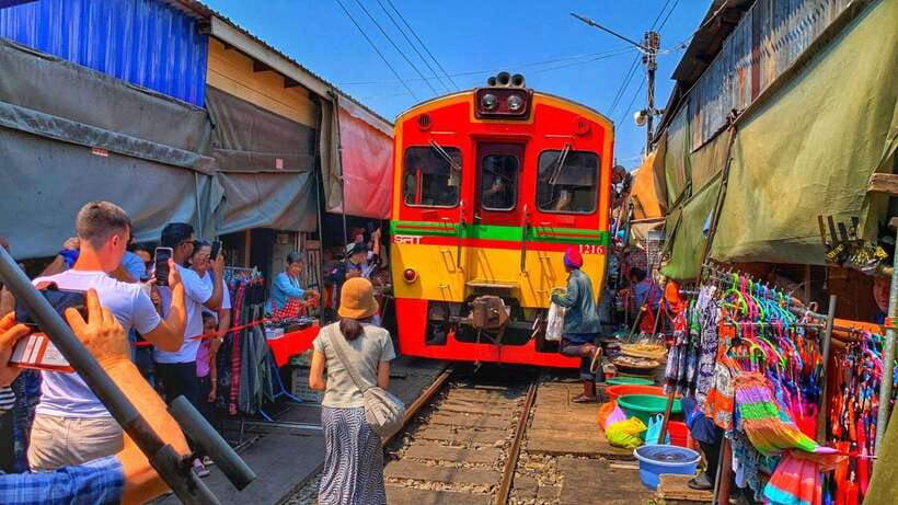 Bangkok: Damnoen Saduak and Mae Klong Train Markets - Damnoen Saduak Floating Market: boat life that locals actually use