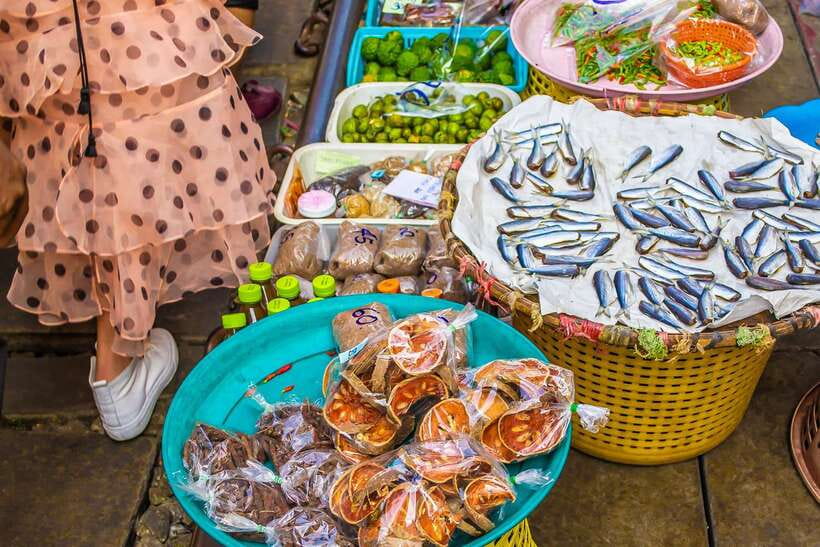 Bangkok: Damnoen Saduak Market and Maeklong Railway Market - Damnoen Saduak Floating Market by paddleboat: the slower side of Thailand