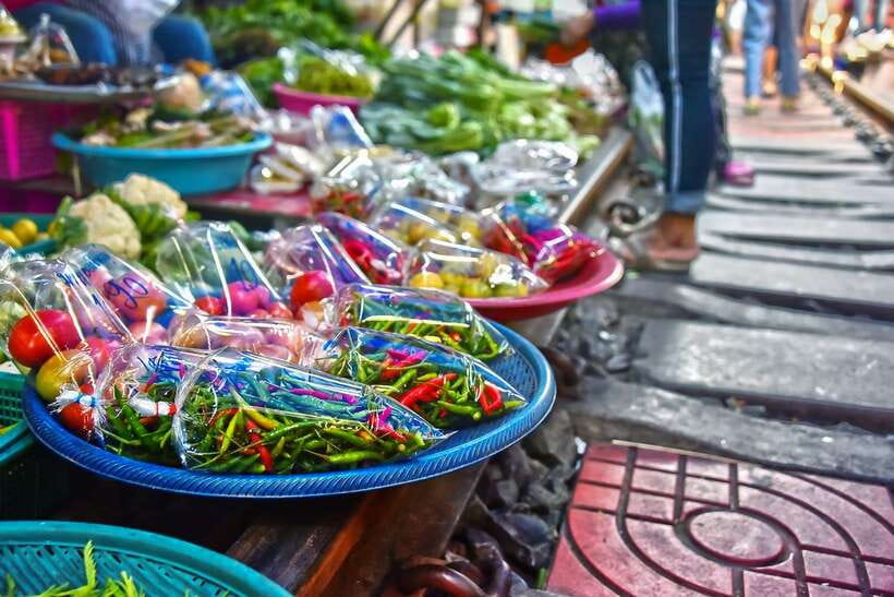 Bangkok: Damnoen Saduak Market and Maeklong Railway Market - Timing, heat, and crowd reality: how to enjoy it instead of suffering