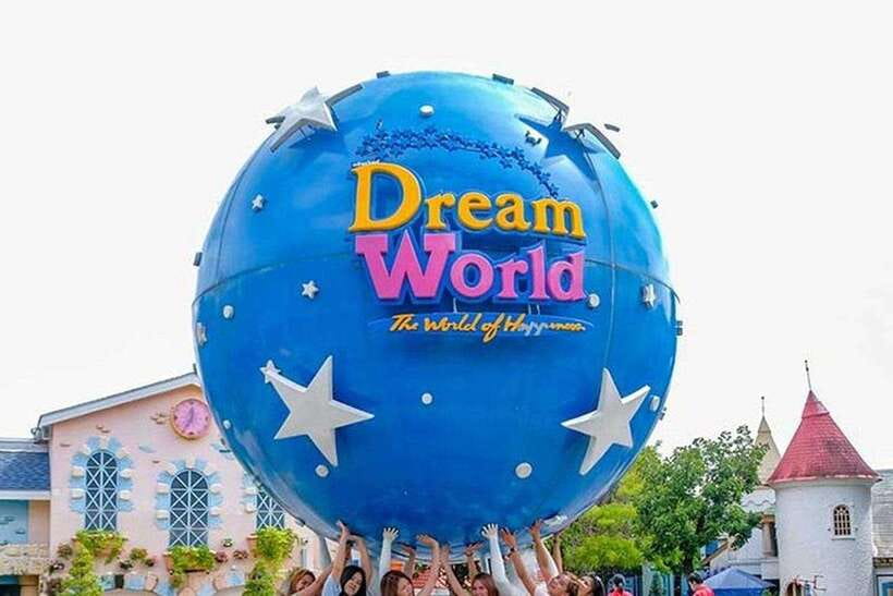 Bangkok: Dream World Unlimited Ride Ticket with Lunch - Snow Town at -8°C: skiing and sled rides in winter clothes