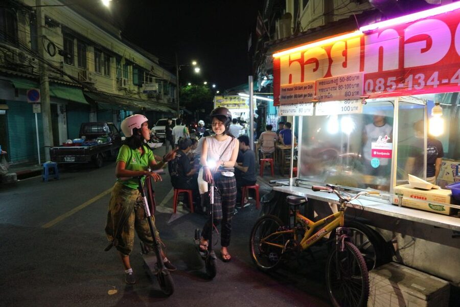 Bangkok: E-Scooter Night Tour with Local Street Food - Pak Khlong Talat at night: 24-hour flowers that still feel alive