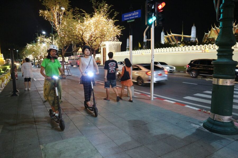 Bangkok: E-Scooter Night Tour with Local Street Food - Wat Pho and the Grand Palace outside looks, even when closed