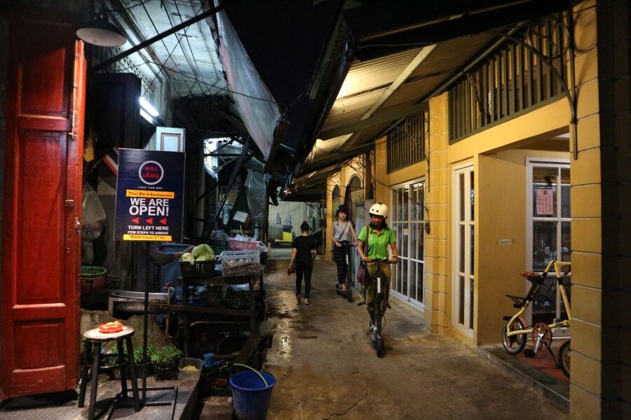 Bangkok: E-Scooter Night Tour with Local Street Food - Who this tour suits best, and who should think twice