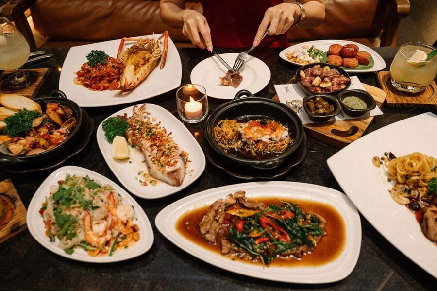 Bangkok: Fallabella River Front Iconsiam - Live music or DJ sets the mood without slowing dinner