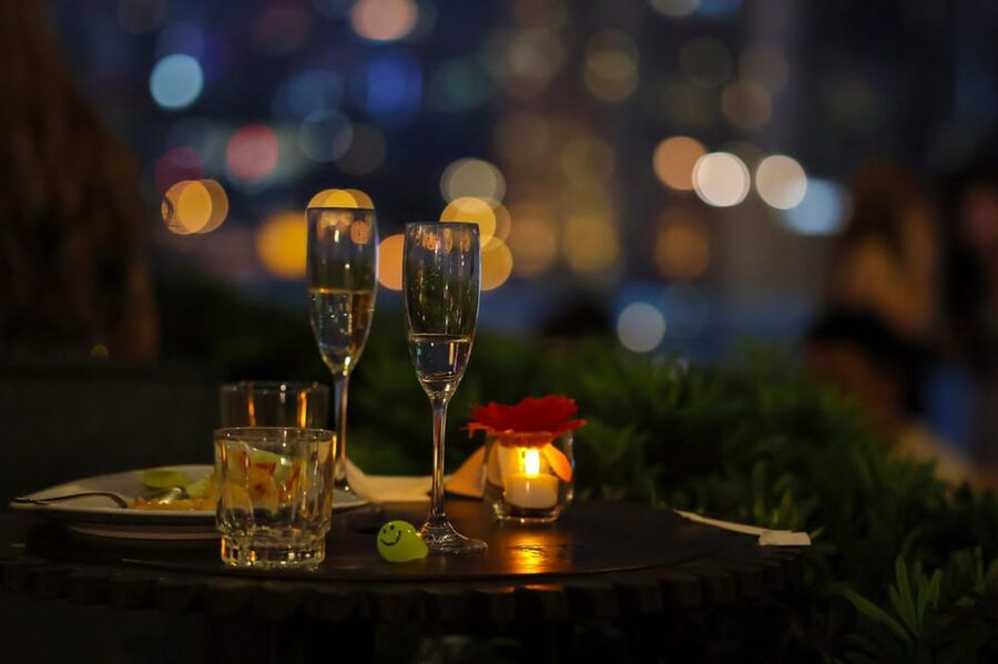 Bangkok: Fallabella River Front Iconsiam - The 1.5-hour dining flow, from seating to live entertainment