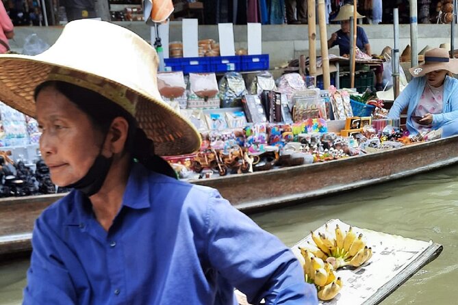 Bangkok: Floating Market and Train Tour with Guide in Spanish and English - Stop at Mae Klong Railway Market (Hoop Rom Market): the train moment you came for