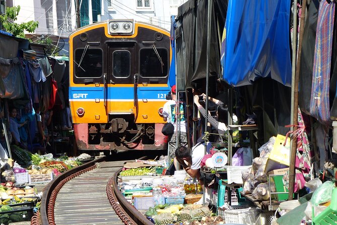 Bangkok: Floating Market and Train Tour with Guide in Spanish and English - Damnoen Saduak Floating Market: the canal ride and the boat-to-boat world