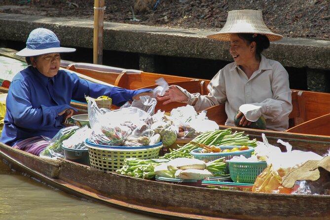 Bangkok: Floating Market and Train Tour with Guide in Spanish and English - Group size, comfort breaks, and the private-vehicle upgrade choice