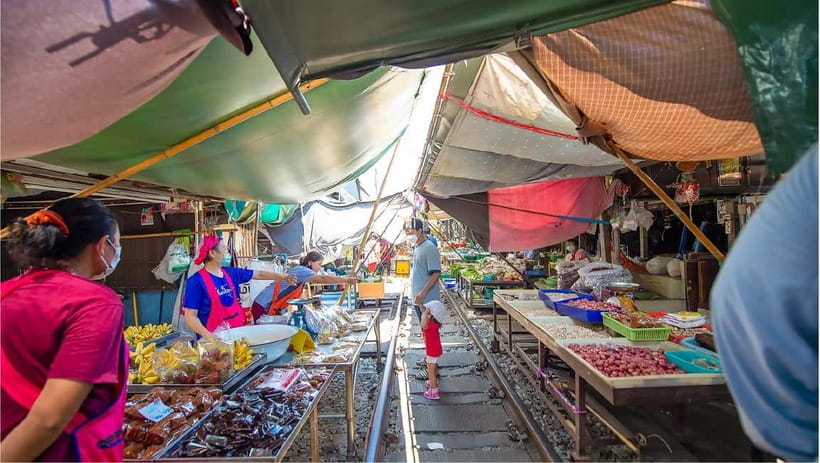Bangkok: Floating Market, Phra Pathom Pagoda & Cafes Tour - Damnoen Saduak floating market by longtail boat
