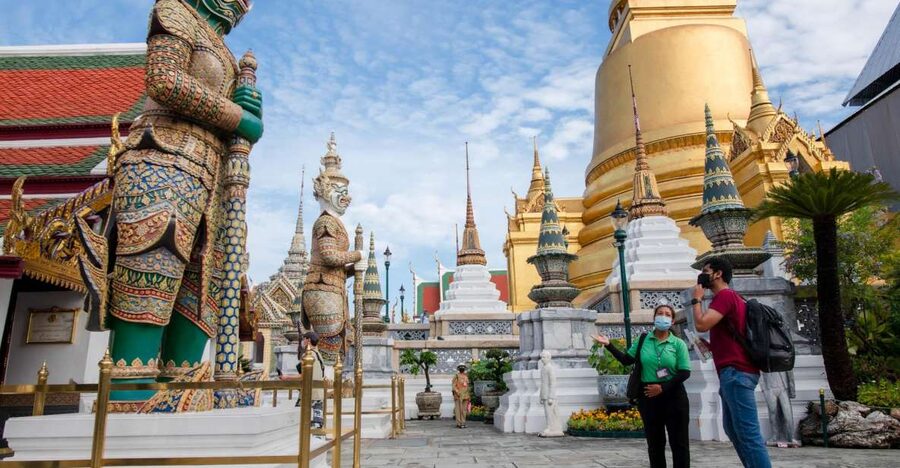 Bangkok: Grand Palace and Wat Arun Guided Walking Tour - Grand Palace and Wat Phra Kaew: where the Emerald Buddha experience clicks