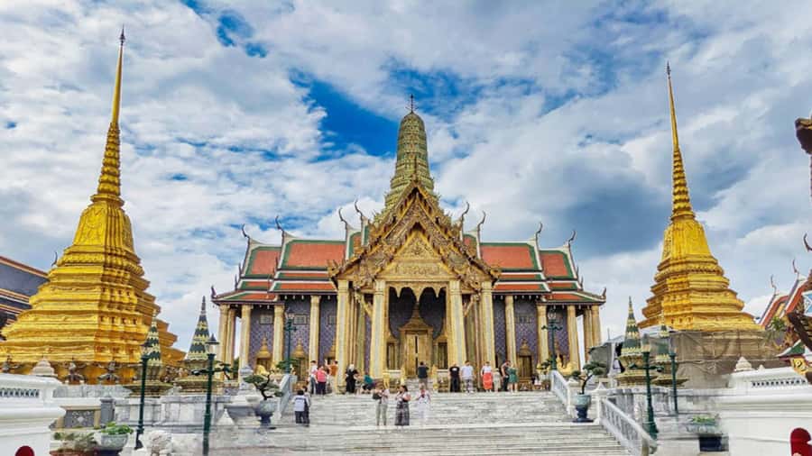 Bangkok: Grand Palace, Wat Arun & Giant Buddha Iconic Tour - Guide Quality: The Real Difference Between a Good and a Great Day