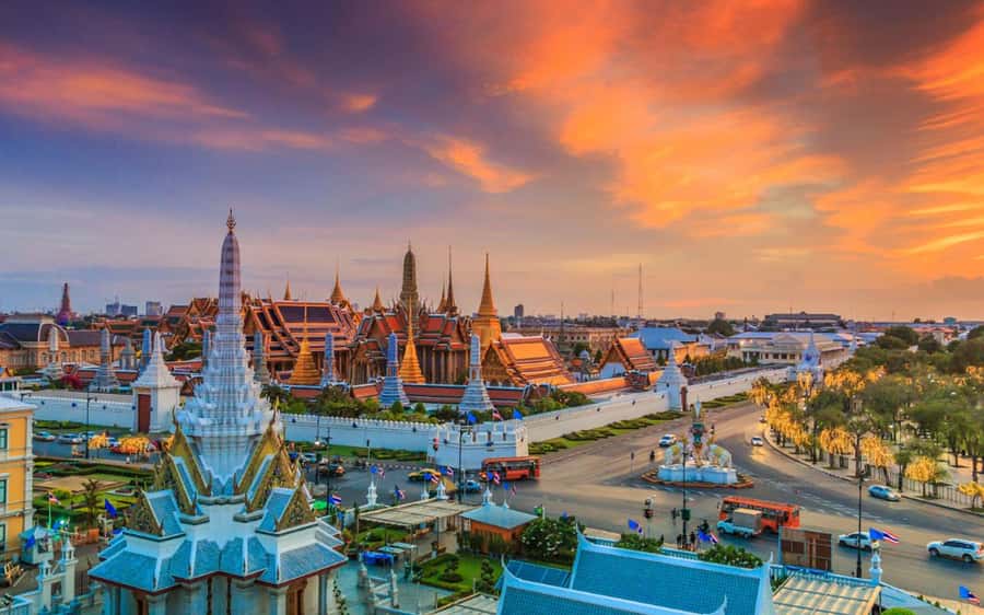 Bangkok: Grand Palace, Wat Arun & Giant Buddha Iconic Tour - The Chao Phraya Ferry Ride: A Local-Looking Way to Travel