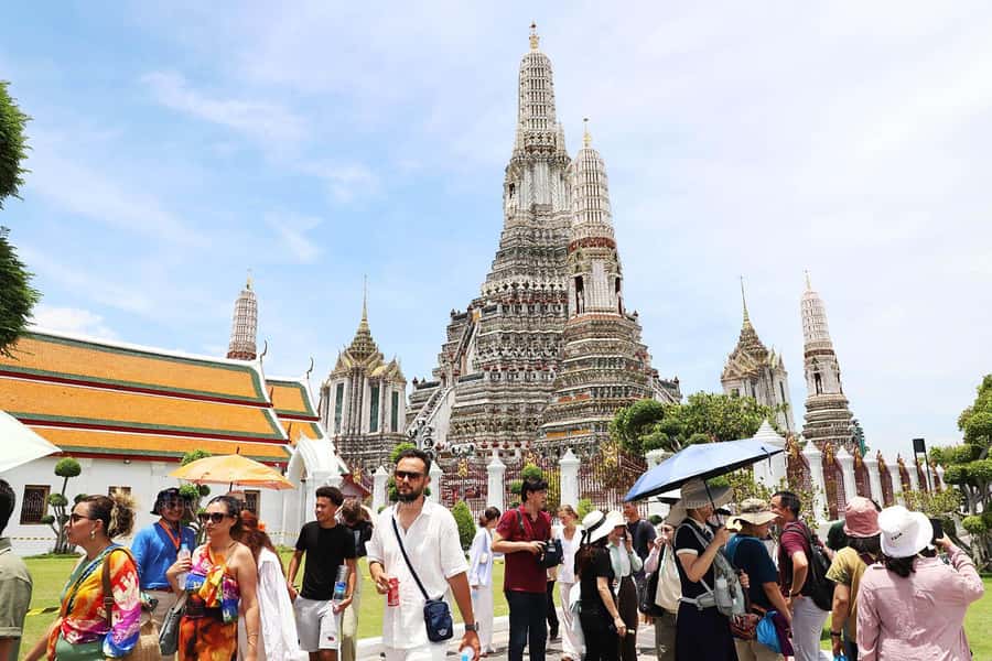 Bangkok: Grand Palace, Wat Arun & Giant Buddha Iconic Tour - Grand Palace and Emerald Buddha: How to Make It More Than Photos