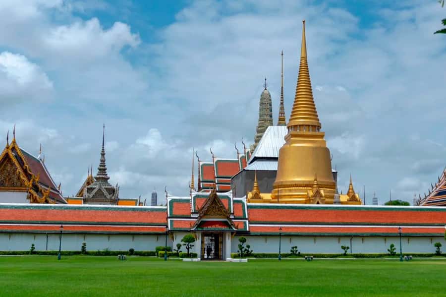 Bangkok: Grand Palace, Wat Arun & Giant Buddha Iconic Tour - Wat Paknam Phasi Charoen: New Big Buddha and a Quieter Finale