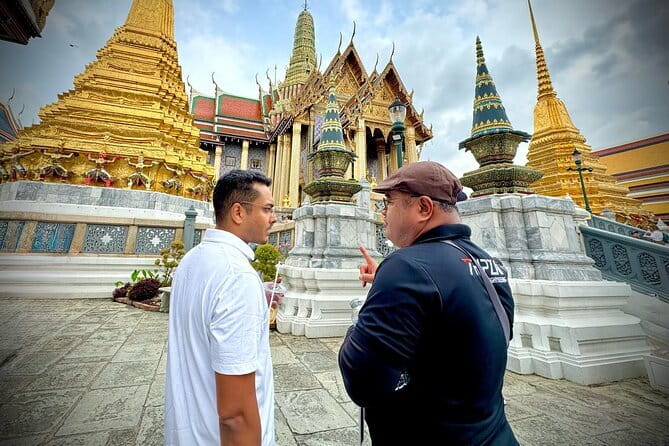 Bangkok: Grand Palace, Wat Pho and Chinatown Walking Tour - The guides: clear explanations, humor, and smart photo advice