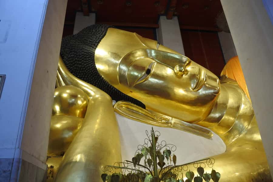 Bangkok: Grand Palace & Wat Pho Half-Day Private Tour - Practical dress rules and photo limits in palace-style temples