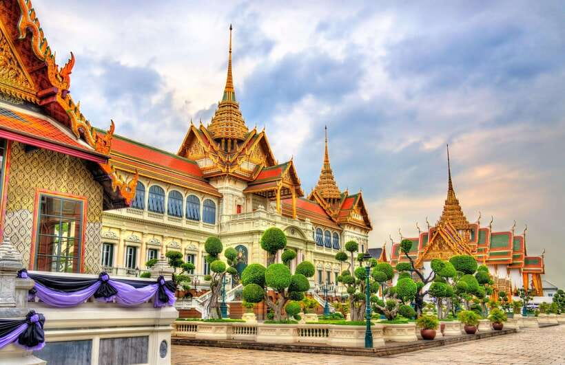 Bangkok: Grand Palace, Wat Pho, Wat Arun and Wat Sa Ket Tour - Guides who turn temple rules into a story you remember