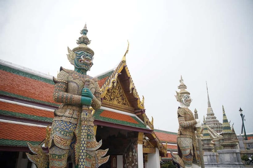 Bangkok: Grand Palace, Wat Pho, Wat Arun Sacred & Local Tour - Pak Khlong Talat: the flower market finale for snacks and souvenirs
