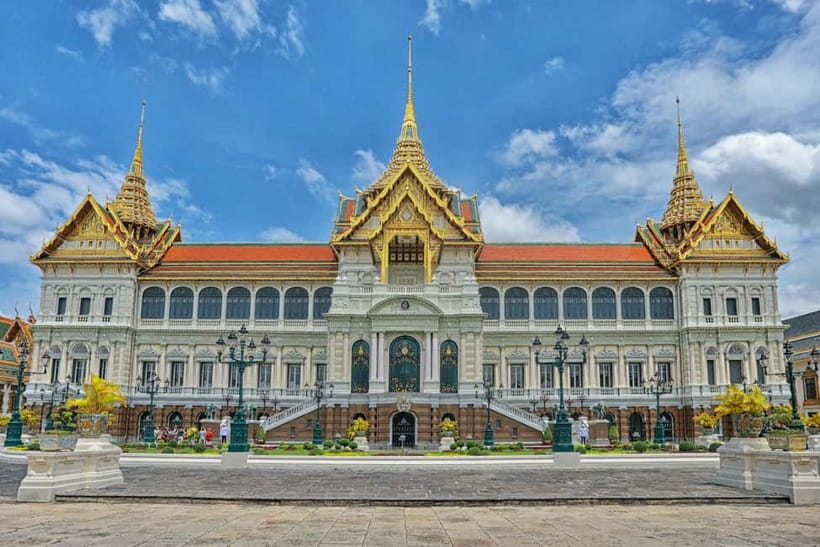 Bangkok: Grand Palace, Wat Pho, Wat Arun Sacred & Local Tour - Grand Palace and Wat Phra Kaew: royal power in gold and stone