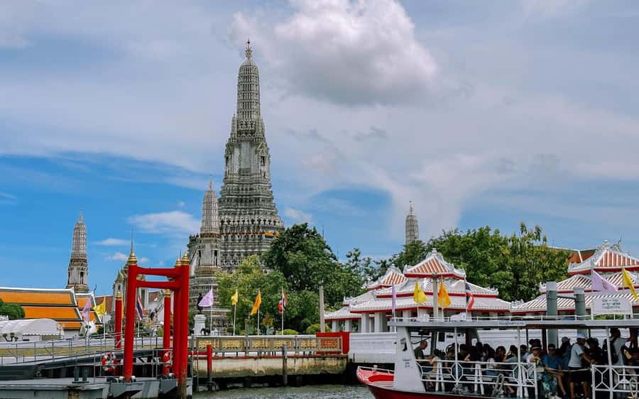 Bangkok: Grand Palace, Wat Pho, & Wat Arun Walking Tour - First Stop: Wat Phra Kaew and the Emerald Buddha at 8:45