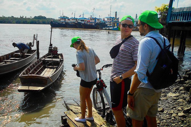 Bangkok Green Oasis 4-Hour Bike Tour with Boat Ride - Sri Nakhon Khuean Khan Park and Botanical Garden stop: shade, fish, and a breather