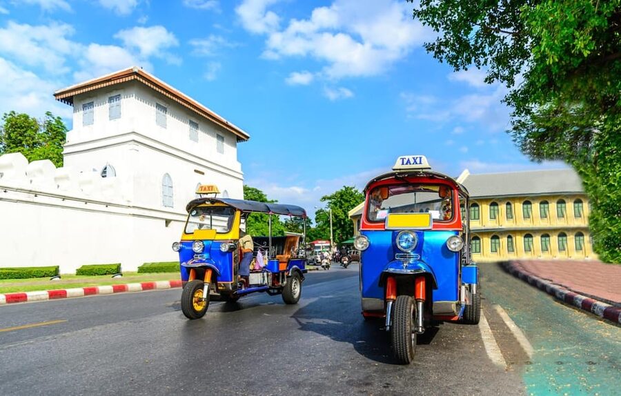 Bangkok: Guided Tour in a Typical Thai Tuk-Tuk - What the licensed English guide actually contributes