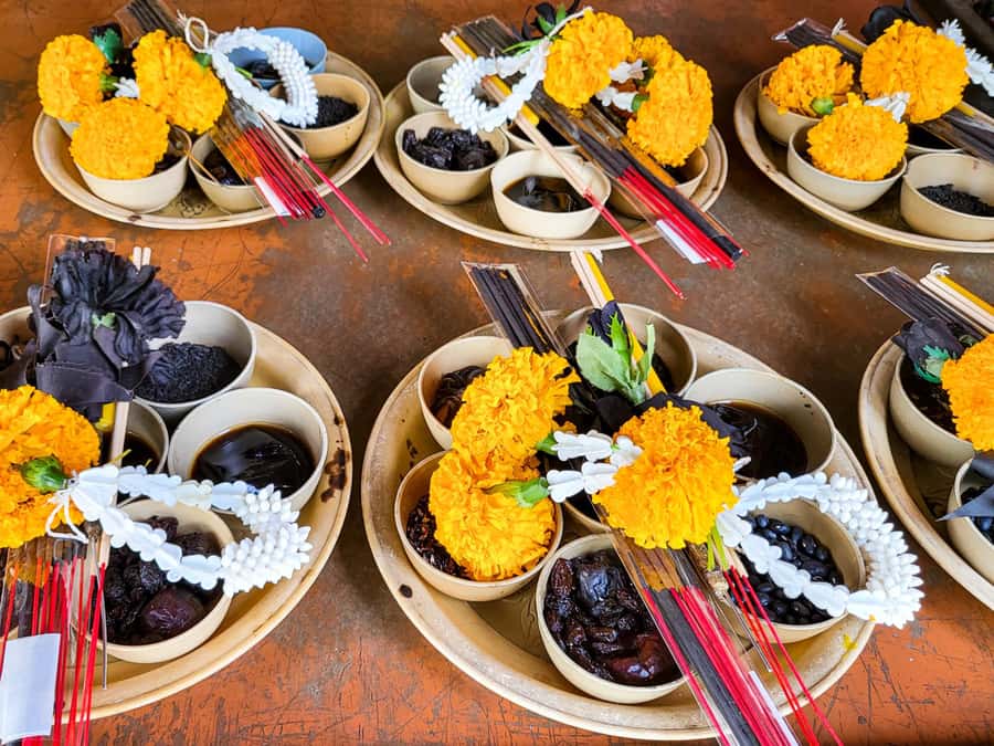 Bangkok: Half-Day Local Lives & Food Tour by Bike with Lunch - Lunch at a local restaurant, then Wat Hong Rattanaram’s intricate interiors and exteriors