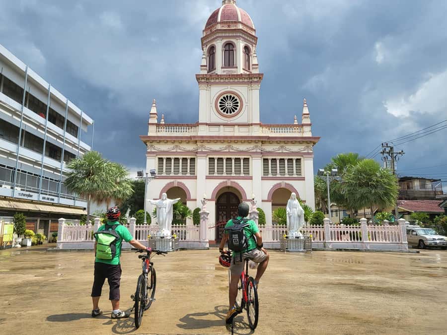 Bangkok: Half-Day Local Lives & Food Tour by Bike with Lunch - The bike plus ferry rhythm, and how it changes your photos
