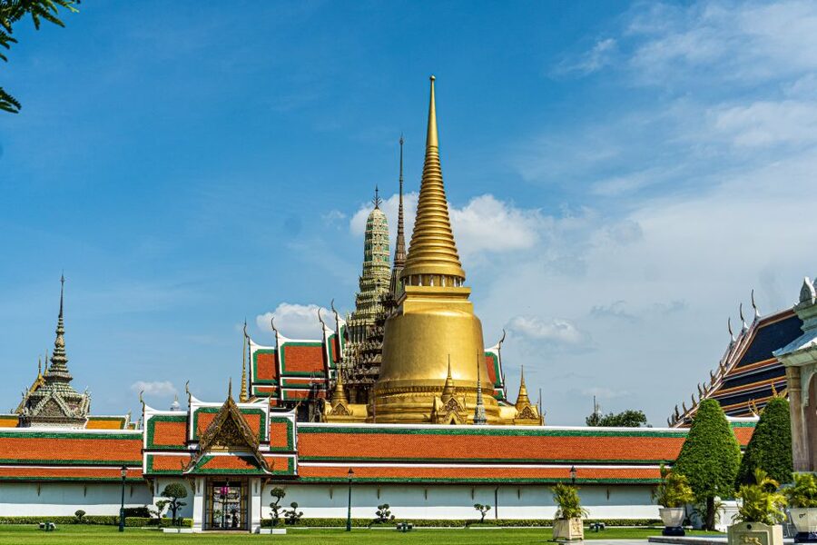 Bangkok: Half-Day Temple and Grand Palace Group Tour - Wat Trimitr: the solid gold Buddha at 15 feet tall
