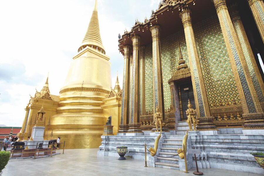Bangkok: Half-Day Temple and Grand Palace Group Tour - Wat Pho: Reclining Buddha size you feel in your body