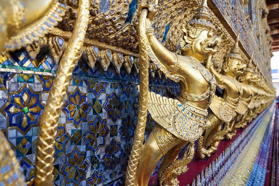 Bangkok: Half-Day Temple and Grand Palace Group Tour - Hotel pickup, air-conditioned van, and the routes you will actually use