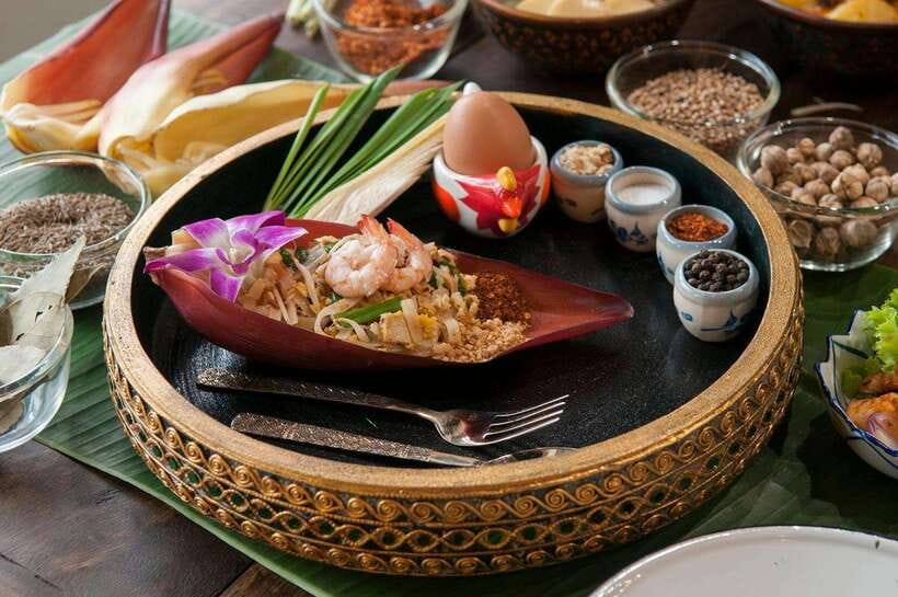 Bangkok: Hands-on Thai Cooking Class and Market Tour - Inside the Cooking School in Sukhumvit 4, Expect a Hands-On Setup