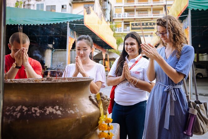 Bangkok Hidden Gems: Talad Noi, Chinatown & Street Food Tour - Wat Mangkon Kamalawat: The Ending Stop That Helps You Extend Your Day