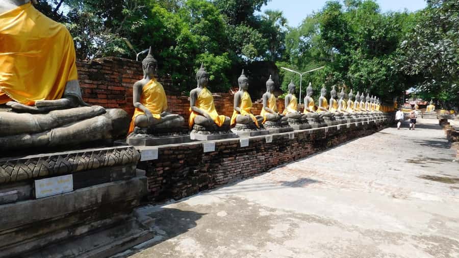 Bangkok highlight: Floating Market, Train Market & Ayutthaya - Wat Mahathat: the Buddha head in tree roots, and how to photograph it well