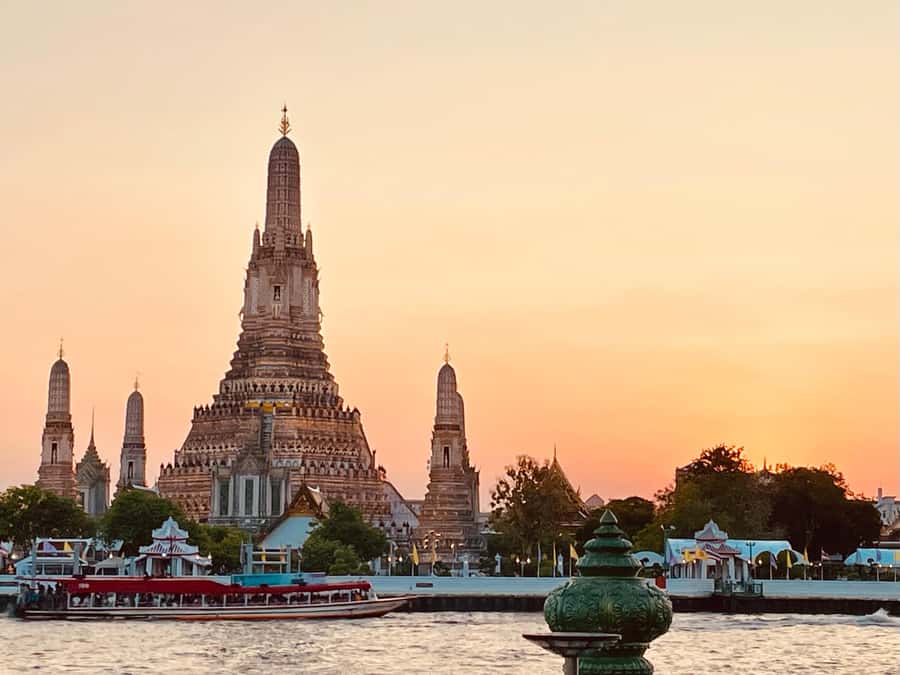 Bangkok: Highlights with Food Tour & Sunset in Wat Arun - Watching Wat Arun light up: sunset photography without the chaos
