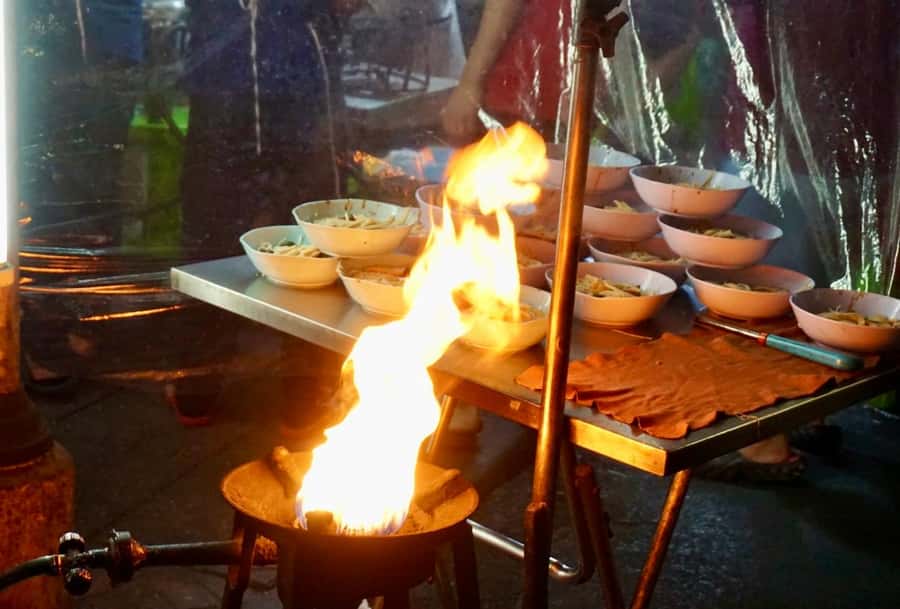 Bangkok: Highlights with Food Tour & Sunset in Wat Arun - The tuk-tuk night tour: landmarks by streetlight speed