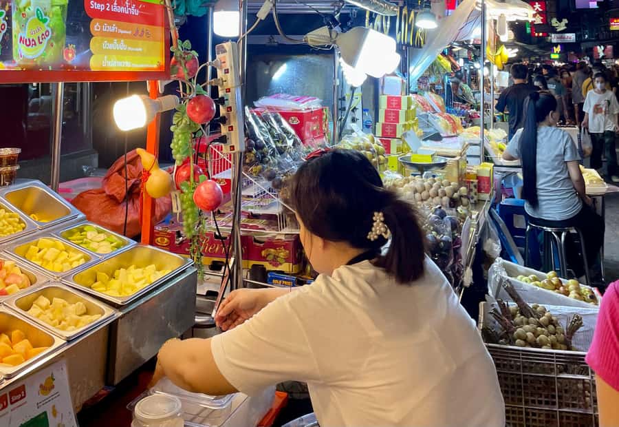 Bangkok: Highlights with Food Tour & Sunset in Wat Arun - When guides make the difference: Annie and Koh’s different strengths