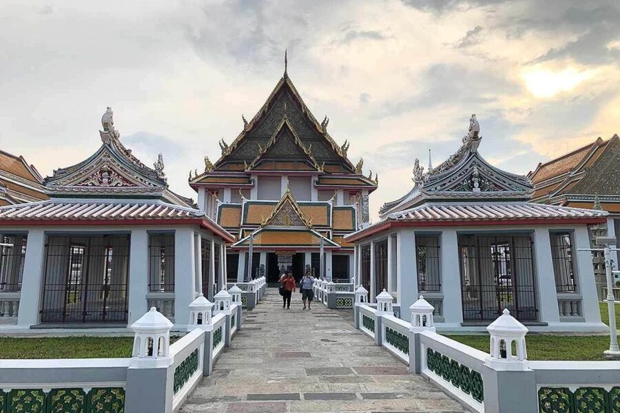 Bangkok: Historical Temples Tour & Hidden Bar at Sunset - Wat Kalayanamitr Varamahavihara (Kalaya Temple) and That Seated Buddha