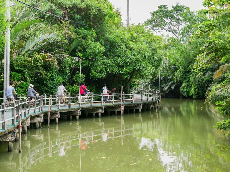 Bangkok: Khlong Toei Market & Bang Krachao Island Bike Tour - Wat Bang Krachao Nok: a temple stop that fits the quieter island mood