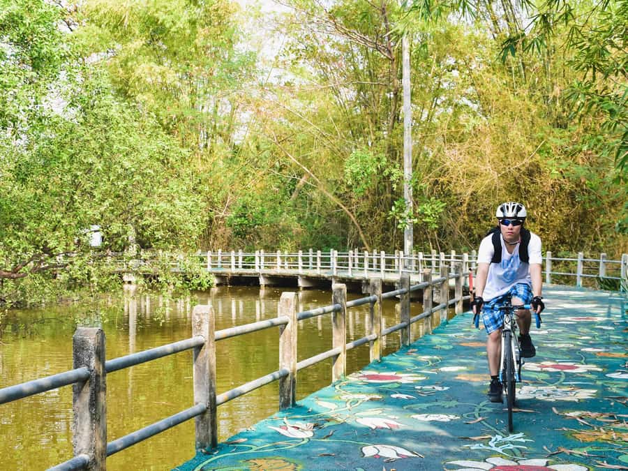 Bangkok: Khlong Toei Market & Bang Krachao Island Bike Tour - Tuk-tuk to the river, then the ferry crossing that changes the mood
