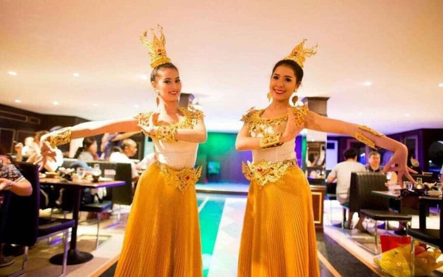 Bangkok Luxury White: Sunset or Buffet Dinner Cruise - Buffet Dinner and Drinks: What Included Means in Practice