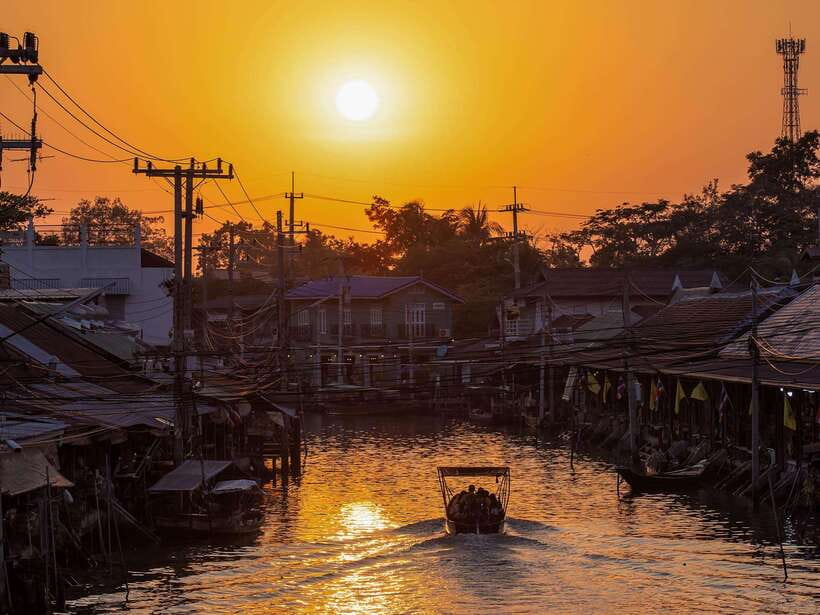 Bangkok: Maeklong Railway & Amphawa Floating Market Day Trip - Should you book the Bangkok Maeklong and Amphawa day trip?