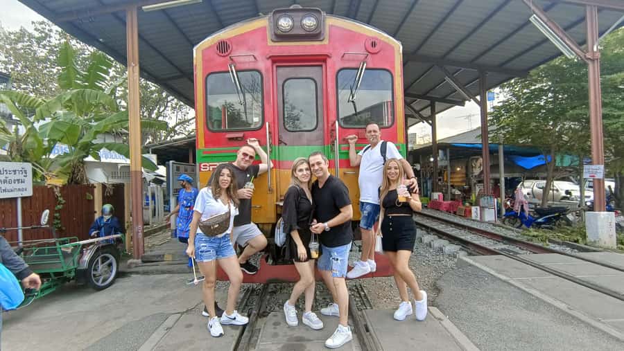 Bangkok: Maeklong Railway & Damnoen Saduak Floating Markets - Key things that make this day work