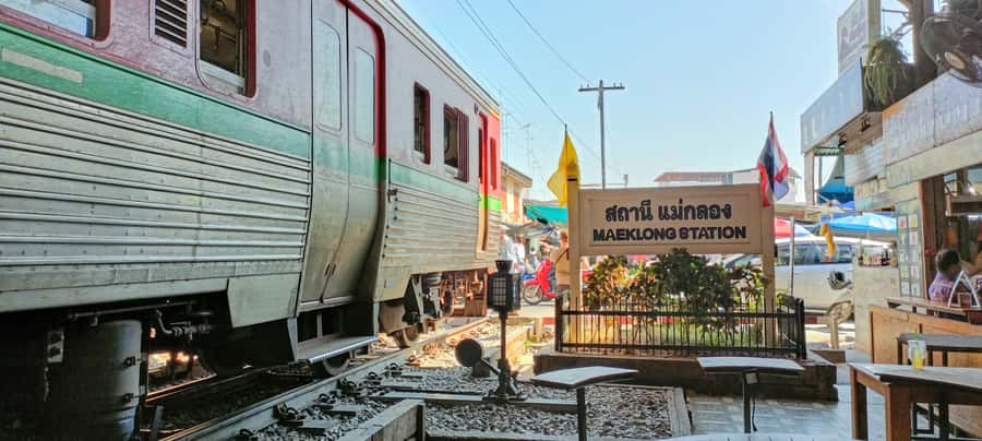 Bangkok: Maeklong Railway & Damnoen Saduak Floating Markets - FAQ