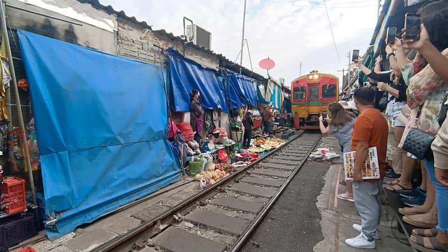 Bangkok: Maeklong Railway & Damnoen Saduak Floating Markets - Maeklong Railway Market on Mae Klong Station tracks, Talad Rom Hoop timing