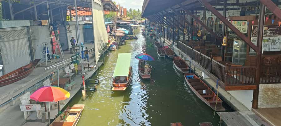 Bangkok: Maeklong Railway & Damnoen Saduak Floating Markets - Damnoen Saduak Floating Market by long-tail boat, canals first then wooden boats