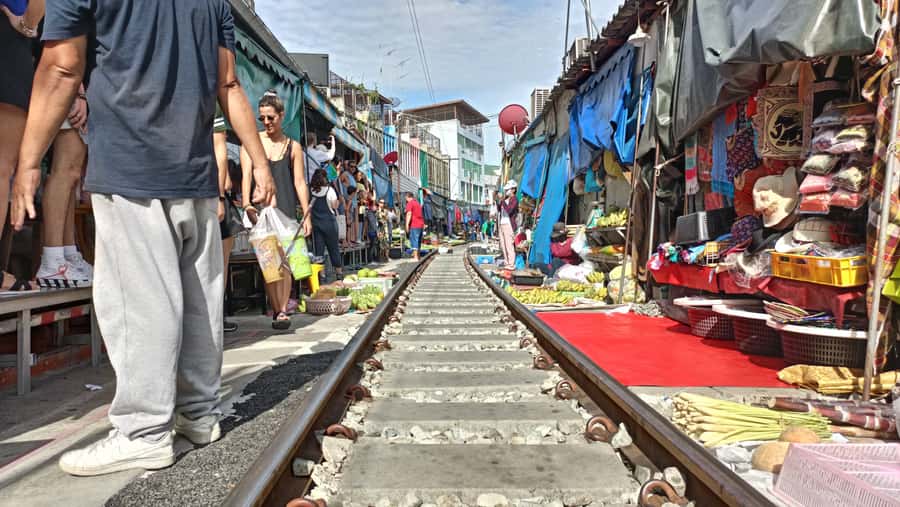 Bangkok: Maeklong Railway & Damnoen Saduak Floating Markets - What to bring, what to avoid, and how to keep the day comfortable