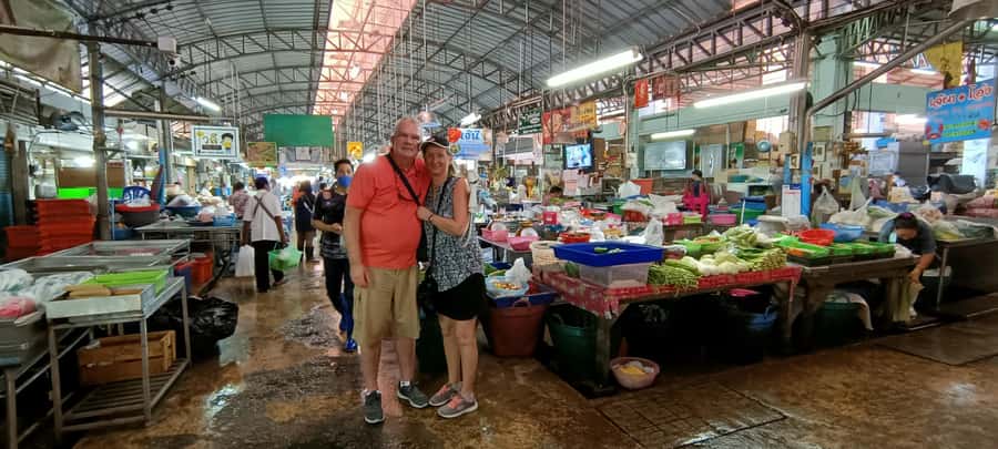 Bangkok: Maeklong Railway & Damnoen Saduak Floating Markets - Who should book this day trip, and who should skip it