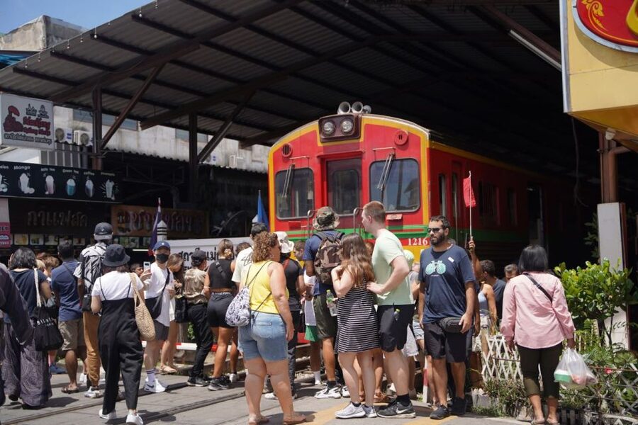 Bangkok: Maeklong Railway Market and Floating Market Tour - Paddle boat and lunch, how to manage your appetite